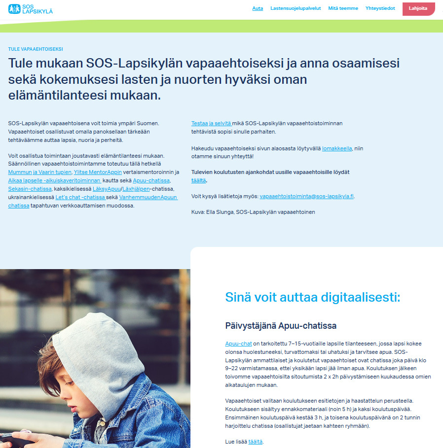 Kuvakaappaus, jossa on yleisnäkymää SOS-Lapsikylän verkkosivujen vapaaehtoistoiminnan osiosta. Yleisnäkymässä on tietoa SOS-Lapsikylän vapaaehtoistoiminnoista ja linkit toimintojen sivuille. Kuvassa näkyy hieman sivulla olevaa kuvituskuvaa, jossa nuori istuu ulkona puhelin kädessä.