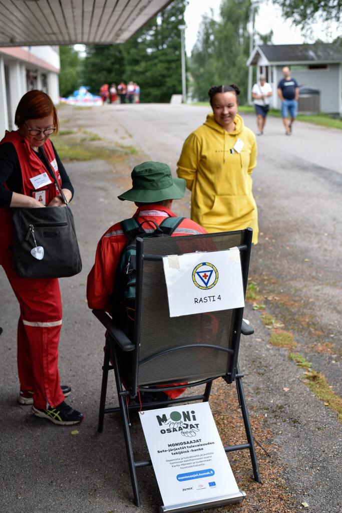 Annika antamassa ohjeita Kiltapäivien rastilla neljä 3.8.2024.