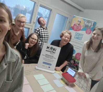 Yhteiskuvassa Siskojen ja Simojen sekä Moniosaajat-hankkeen työntekijät.