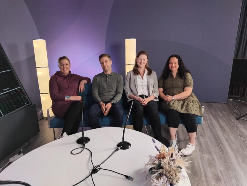 Valokuvassa seuraavat henkilöt. Emma Kolu, Otto Tähkäpää, Hanna Simola ja Annika Hokkanen.