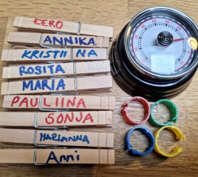 Kuvassa pyykkipoikia, munakello ja kanojen merkintärenkaita.