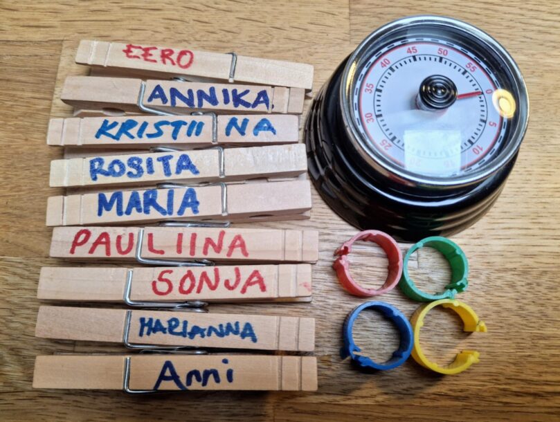 Kuvassa pyykkipoikia, munakello ja kanojen merkintärenkaita.