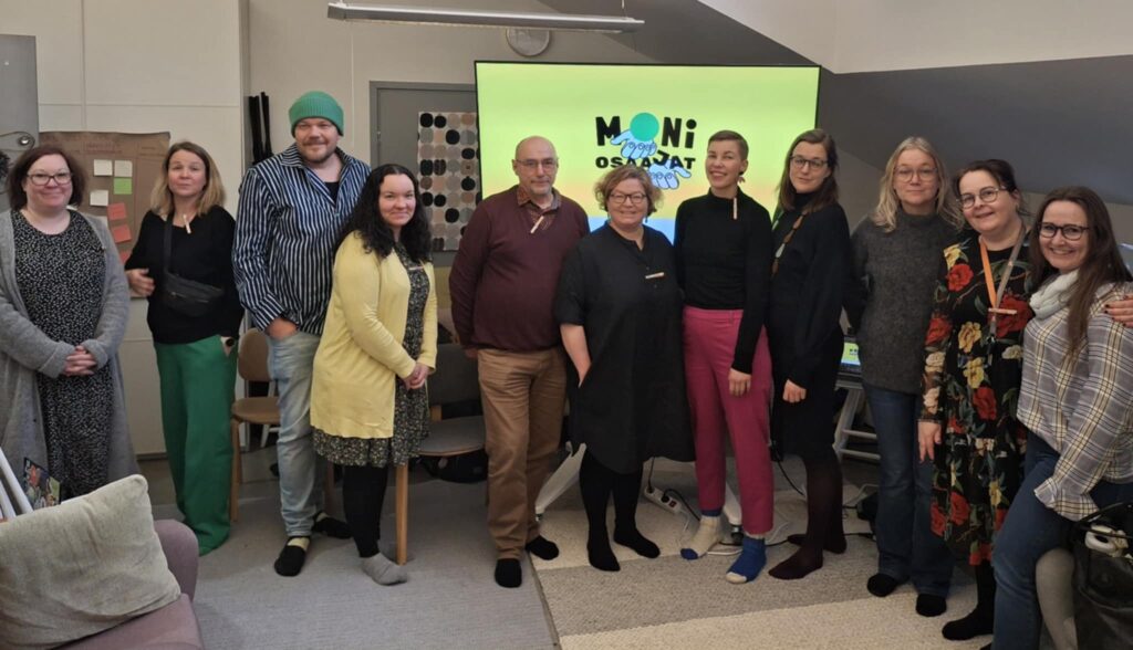 Valokuvassa Loisto Setlementin työntekijöitä ja Moniosaajat-hankkeen työntekijöitä.