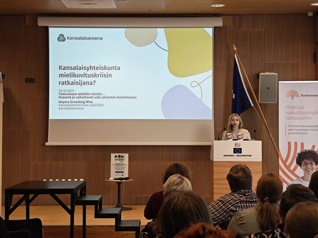 Anyara G. Wise puhumassa Moniosaajat-hankkeen päätöstilaisuudessa 30.10.2025