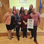 Moniosaajat hanketiimi Annika Laisola-Nuotio, Annika Hokkanen, Heli Laurikainen, Kristiina Vesama ja Antti Pelttari sekä ohjausryhmän puheenjohtaja Saana Sandholm ja ohjausryhmän jäsen Tarja Nyman Moniosaajat-hankkeen päätöstilaisuuden päätteeksi 30.10.2025