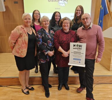 Moniosaajat hanketiimi Annika Laisola-Nuotio, Annika Hokkanen, Heli Laurikainen, Kristiina Vesama ja Antti Pelttari sekä ohjausryhmän puheenjohtaja Saana Sandholm ja ohjausryhmän jäsen Tarja Nyman Moniosaajat-hankkeen päätöstilaisuuden päätteeksi 30.10.2025