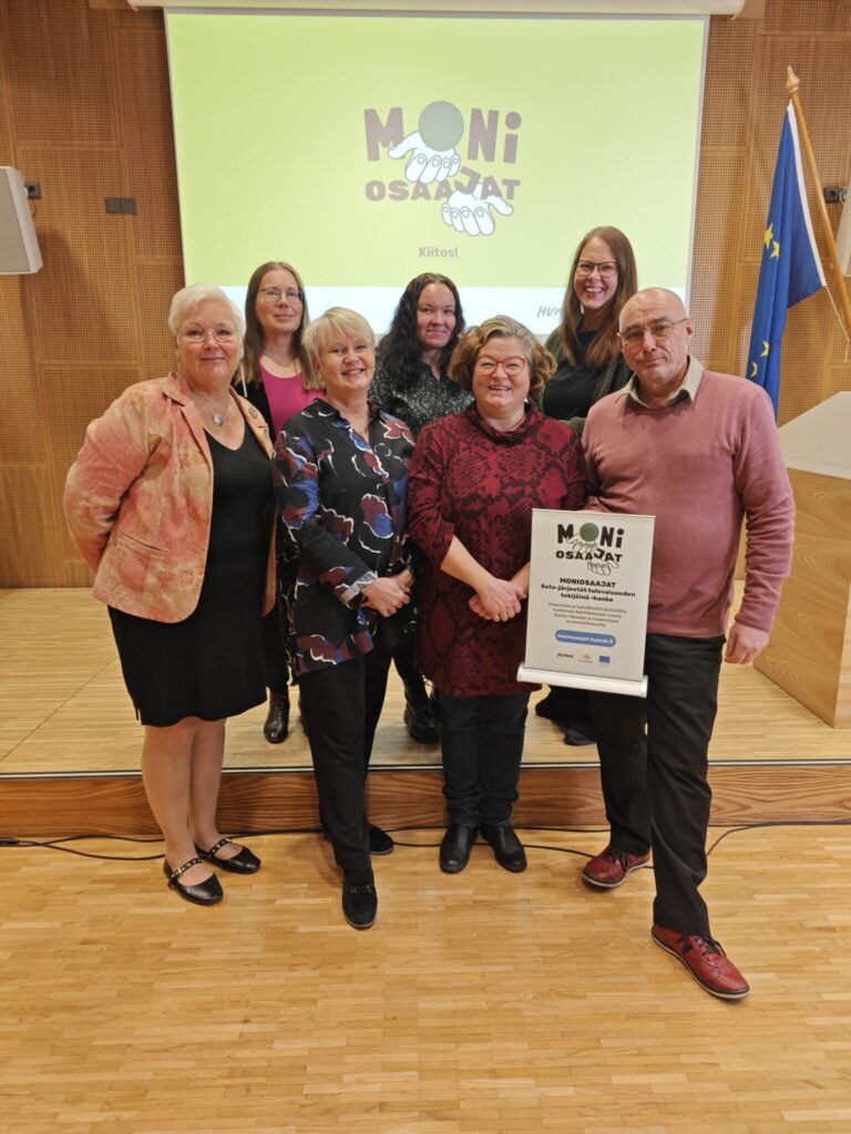 Moniosaajat hanketiimi Annika Laisola-Nuotio, Annika Hokkanen, Heli Laurikainen, Kristiina Vesama ja Antti Pelttari sekä ohjausryhmän puheenjohtaja Saana Sandholm ja ohjausryhmän jäsen Tarja Nyman Moniosaajat-hankkeen päätöstilaisuuden päätteeksi 30.10.2025