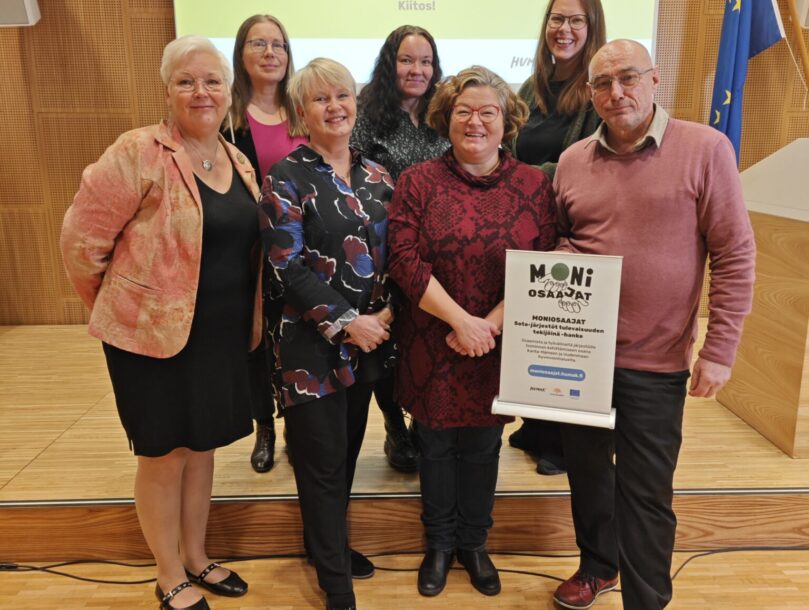 Moniosaajat hanketiimi Annika Laisola-Nuotio, Annika Hokkanen, Heli Laurikainen, Kristiina Vesama ja Antti Pelttari sekä ohjausryhmän puheenjohtaja Saana Sandholm ja ohjausryhmän jäsen Tarja Nyman Moniosaajat-hankkeen päätöstilaisuuden päätteeksi 30.10.2025