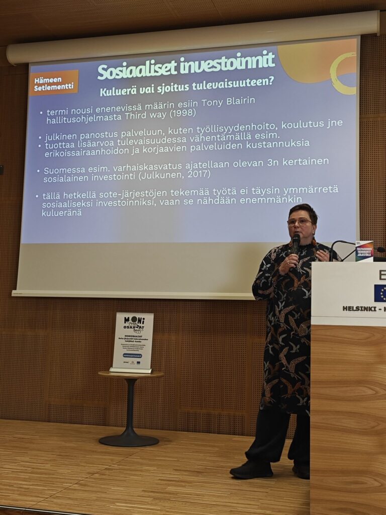 Kati Ringman puhumassa Moniosaajat-hankkeen päätöstilaisuudessa 30.10.2025