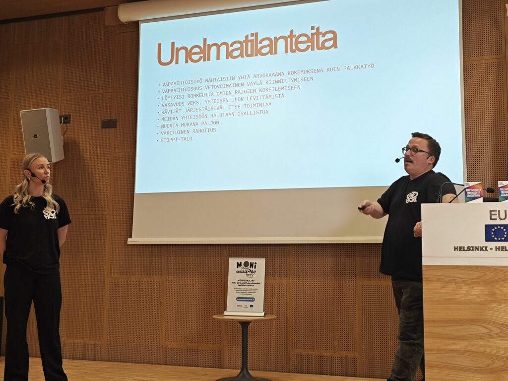 Sanni Husari-Kunttu ja Jussi Pekkinen puhumassa Moniosaajat-hankkeen päätöstilaisuudessa 30.10.2025