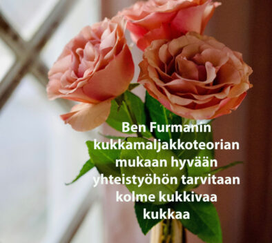 Maljakko, jossa kolme punaista ruusua